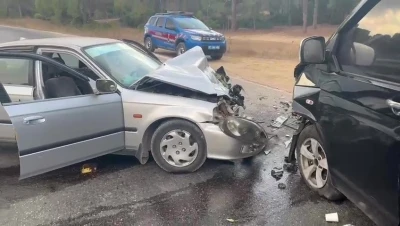 Manavgat’ta otomobil ile ticari araç çarpıştı: 3 yaralı
