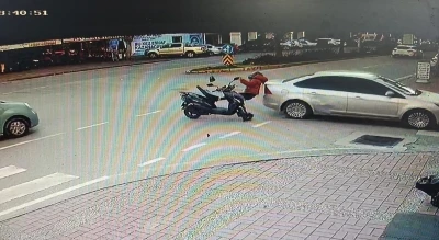 Manavgat&rsquo;ta otomobille &ccedil;arpışan motosiklet s&uuml;r&uuml;c&uuml;s&uuml; yaralandı
