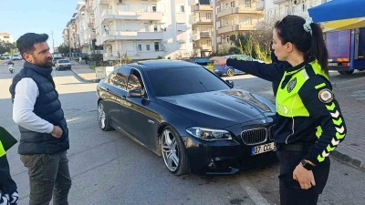 Manavgat&rsquo;ta park halindeki otomobile &ccedil;arpan motosikletli yaralandı
