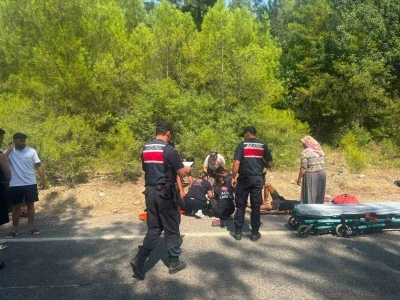 Manavgat&rsquo;ta r&ouml;mork &uuml;zerindeki botlar devrildi: 3 yaralı
