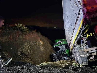 Manavgat&rsquo;ta şarampole devrilen tırın s&uuml;r&uuml;c&uuml;s&uuml; ağır yaralandı
