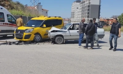 Manavgat&rsquo;ta taksi ile otomobil &ccedil;arpıştı: 2 yaralı

