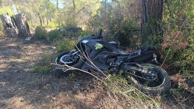 Manavgat’ta virajı alamayan motosikletli ağaca çarptı: 2 yaralı
