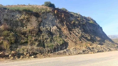 Manavgat&rsquo;ta yol g&uuml;venliğini tehdit eden dev kaya par&ccedil;alanıp kaldırıldı

