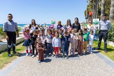 Manavgatlı minikler can dostları i&ccedil;in sahada
