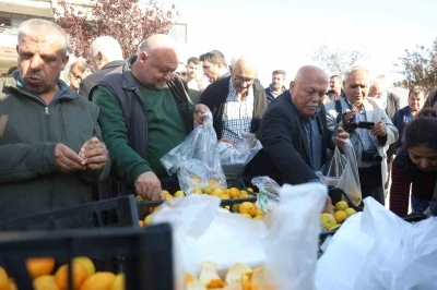 Mandalinanın fiyatı 2 TL’ye düşünce tonlarca ürünü vatandaşlara ücretsiz dağıttılar
