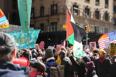 Manhattan&rsquo;da "Krallara Hayır" protestosunda on binlerce kişi y&uuml;r&uuml;d&uuml;
