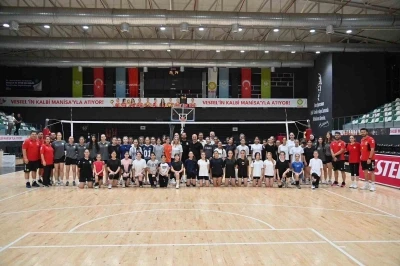Manisa BBSK&rsquo;da geleceğin sultanları parkeye &ccedil;ıktı
