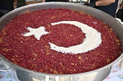 Manisa B&uuml;y&uuml;kşehir&rsquo;den Alaybey ve Laleli pazarlarında aşure ikramı
