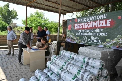 Manisa B&uuml;y&uuml;kşehir&rsquo;den &ccedil;ilek &uuml;reticilerine mal&ccedil; naylonu desteği
