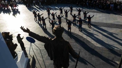 Manisa’da 100 öğretmen &quot;Eğitim Yüzyılı&quot; kapsamında halk dansı gösterisi sundu
