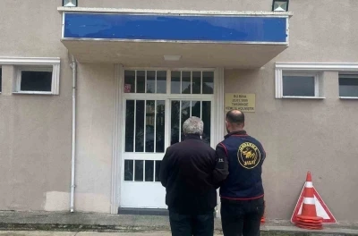 Manisa’da 27 yıl hapisle aranan dolandırıcı sahte kimlikle yakalandı
