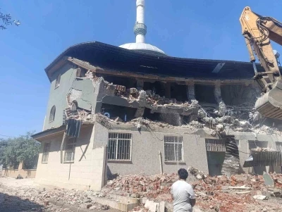 Manisa&rsquo;da 28 yıllık cami yıkılıyor
