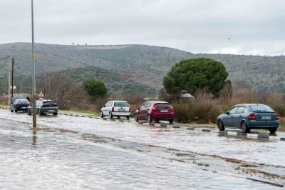 Manisa&rsquo;da cadde ve sokaklar g&ouml;le d&ouml;nd&uuml;, bir&ccedil;ok noktayı su bastı
