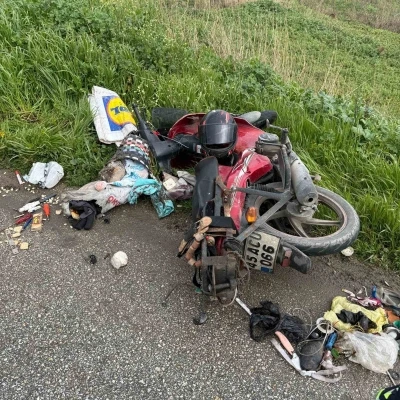 Manisa&rsquo;da devrilen motosikletin s&uuml;r&uuml;c&uuml;s&uuml; ağır yaralandı

