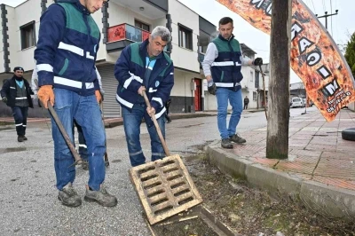 Manisa&rsquo;da ekipler yağışa karşı sahada
