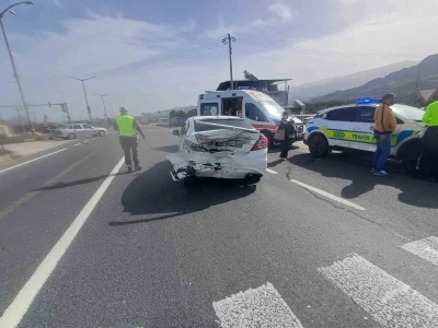 Manisa&rsquo;da iki otomobil &ccedil;arpıştı: 2&rsquo;si &ccedil;ocuk 5 yaralı
