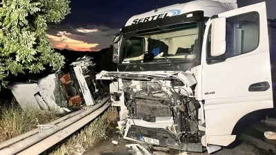 Manisa&rsquo;da iki tır &ccedil;arpıştı: 1&rsquo;i ağır 2 yaralı
