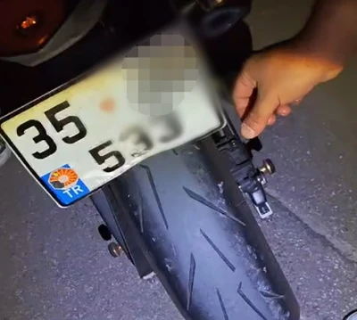 Manisa&rsquo;da katlanır plakalı motosiklete 156 bin TL ceza
