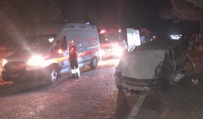 Manisa&rsquo;da otomobil ile trakt&ouml;r &ccedil;arpıştı: 2&rsquo;si ağır 4 yaralı
