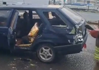 Manisa&rsquo;da otomobil otob&uuml;s ile &ccedil;arpıştı: 2 yaralı
