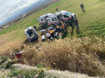 Manisa’da otomobil tarlaya uçtu: 1’i bebek 5 yaralı
