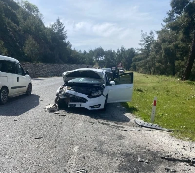 Manisa&rsquo;da otomobiller &ccedil;arpıştı: 4 kişi yaralandı
