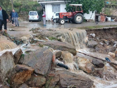 Manisa&rsquo;da sağanak ve dolu etkili oldu
