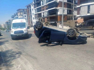 Manisa’da takla atan araçtan burnu bile kanamadan çıktı
