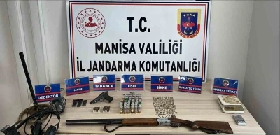 Manisa’da tarihi eser operasyonu: 289 obje, silahlar ve dedektör ele geçirildi
