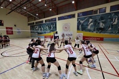 Manisa&rsquo;da Yıldız Kızlar Voleybol İl Şampiyonu Değerli Zamanlar Spor Kul&uuml;b&uuml; oldu
