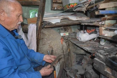 Manisa&rsquo;nın 64 yıllık &ccedil;elik bileği Orhan usta yarım asırdır &ouml;rs başında
