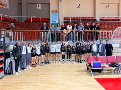 Manisa&rsquo;nın potadaki tek kadın takımı yarı finalde
