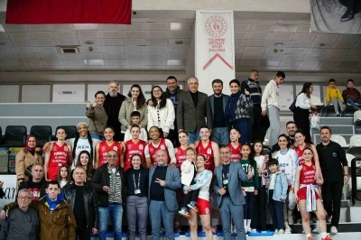Manisa&rsquo;nın tek kadın basketbol takımı zirve takibini s&uuml;rd&uuml;r&uuml;yor
