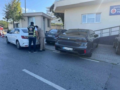 Mankene tahsis edilen araç ‘resmi hizmete mahsustur’ kartıyla trafiğe çıkmıştı, sürücüye ceza kesildi
