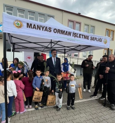 Manyas&rsquo;ta Orman Haftası&rsquo;nda fidanlar &ouml;ğrencilere dağıtıldı
