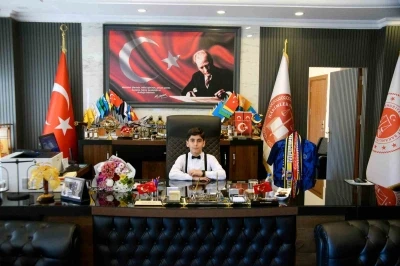 Mardin Cumhuriyet Başsavcısı Akbulut makamını 23 Nisan i&ccedil;in &ouml;ğrenciye emanet etti
