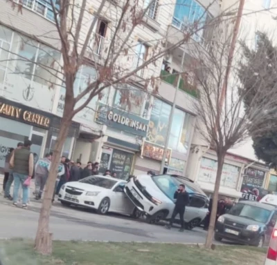 Mardin&rsquo;de ara&ccedil; kadın &ouml;ğretmene &ccedil;arptı: Dehşet anları kamerada
