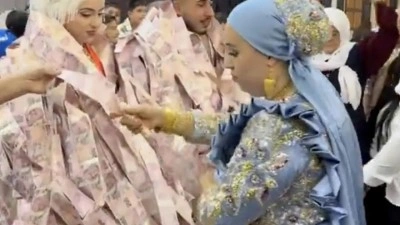 Mardin'de aşiret düğünü: Paradan kıyafet yaptılar