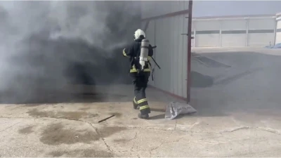 Mardin&rsquo;de bir depoda &ccedil;ıkan yangında iş makinesi yandı
