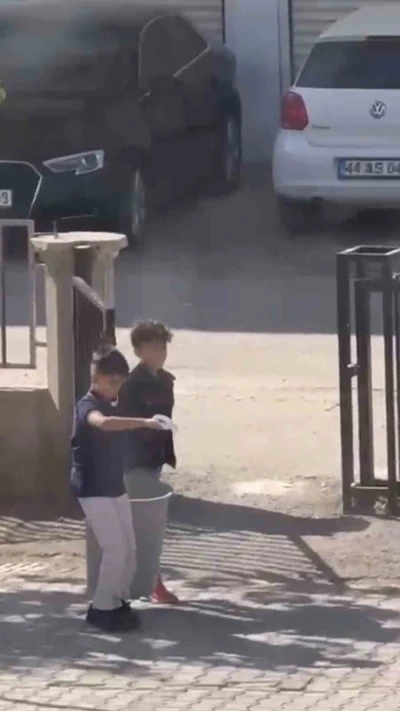 Mardin’de çocuklar çöp bidonuyla halay çekti
