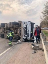 Mardin’de devrilen akaryakıt yüklü tırın sürücüsü yaralandı