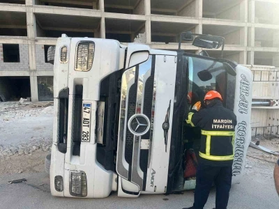 Mardin’de devrilen tırın sürücüsü yaralandı
