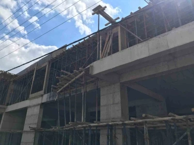 Mardin&rsquo;de elektrik akımına kapılan inşaat iş&ccedil;isi 3. kattan d&uuml;şerek ağır yaralandı
