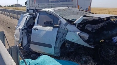 Mardin'de hafif ticari ara&ccedil; bariyere &ccedil;arptı: 1 &ouml;l&uuml;, 2 yaralı