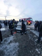 Mardin&rsquo;de hafif ticari ara&ccedil;la &ccedil;arpışan cip takla attı: 1 yaralı