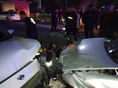 Mardin&rsquo;de iki otomobil &ccedil;arpıştı, 6 kişi yaralandı
