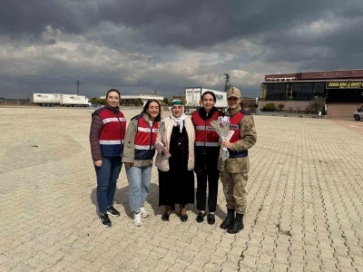 Mardin&rsquo;de jandarma kadın s&uuml;r&uuml;c&uuml;leri karanfille karşıladı, KADES&rsquo;i anlattı
