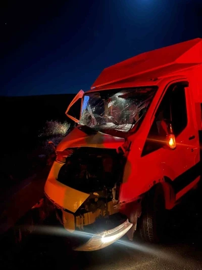 Mardin’de kamyonet ile traktör çarpıştı: 2 yaralı
