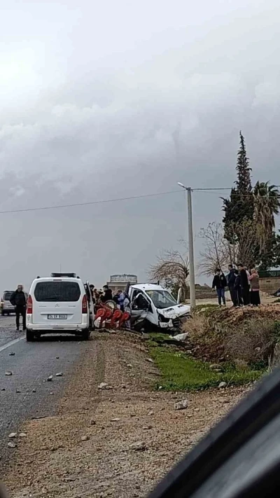 Mardin&rsquo;de kamyonet t&uuml;mseğe &ccedil;arptı: 3 yaralı
